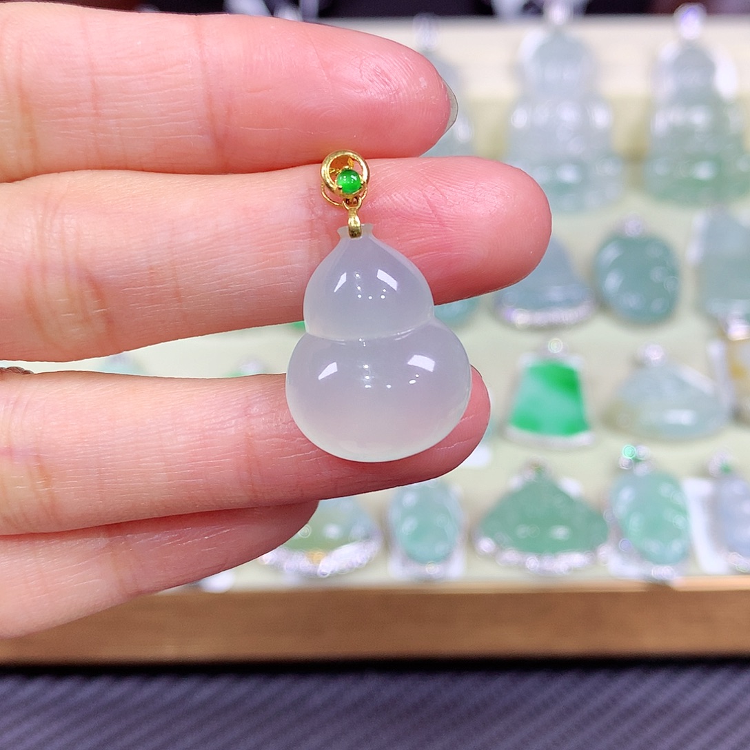 翡翠18K金镶嵌颈饰葫芦