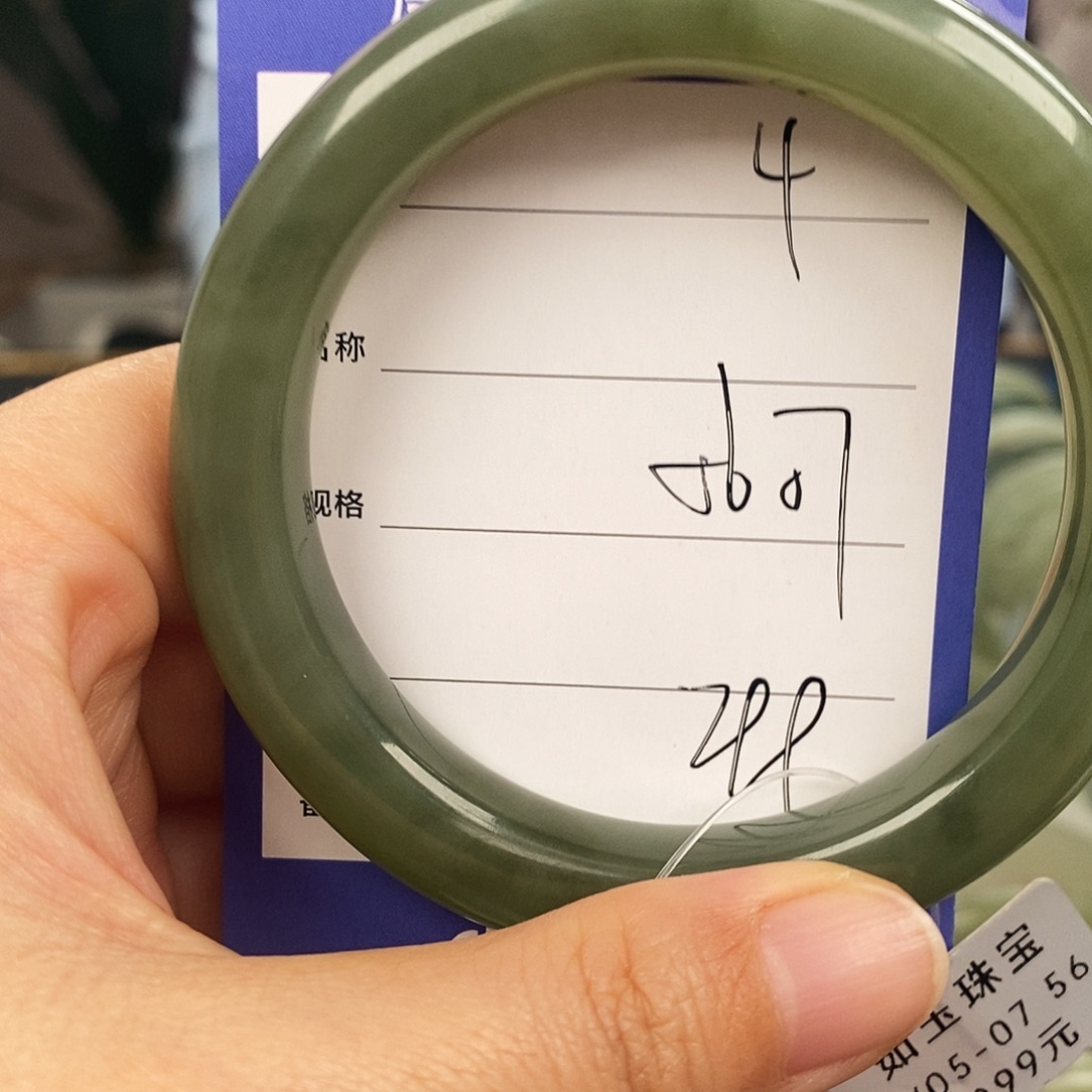 和田玉未镶嵌手镯微色差4