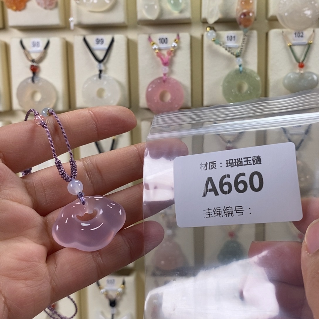 吉***妞玛瑙/玉髓未镶嵌颈饰