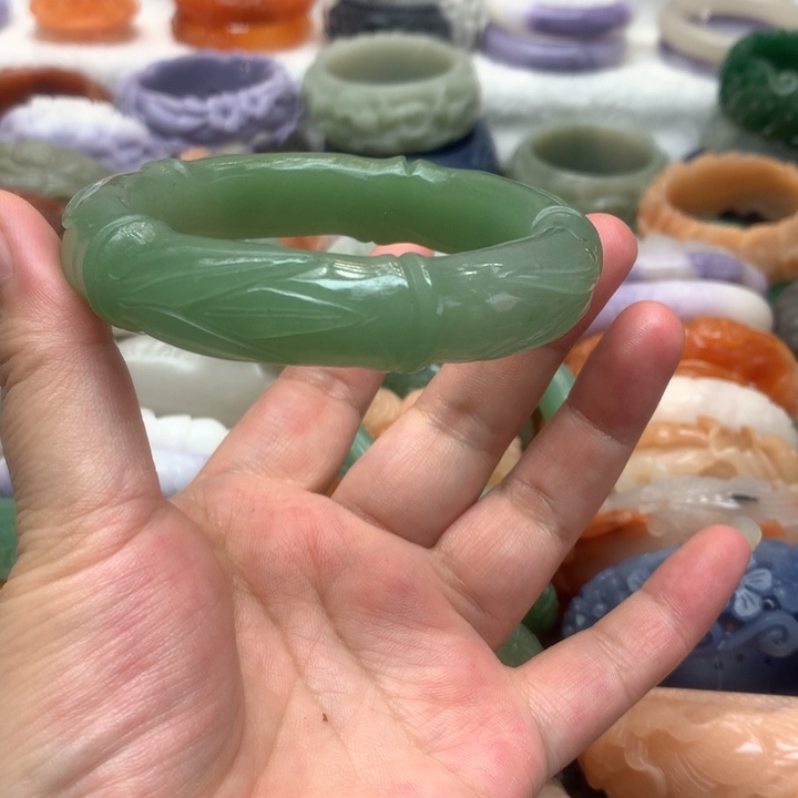 石英质玉手镯未镶嵌好**！