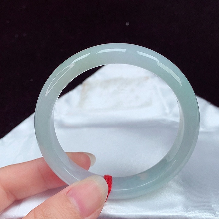 翡翠手镯未镶嵌翡翠