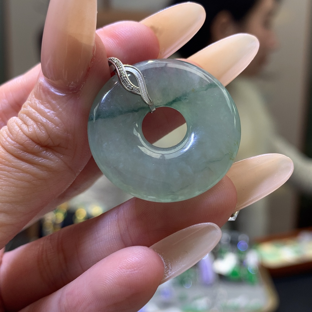 颈饰18K金镶嵌翡翠