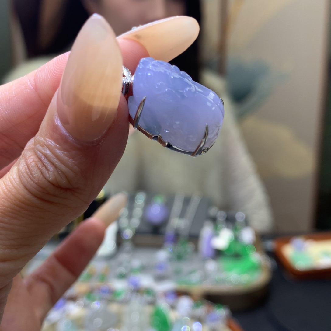 颈饰18K金镶嵌翡翠