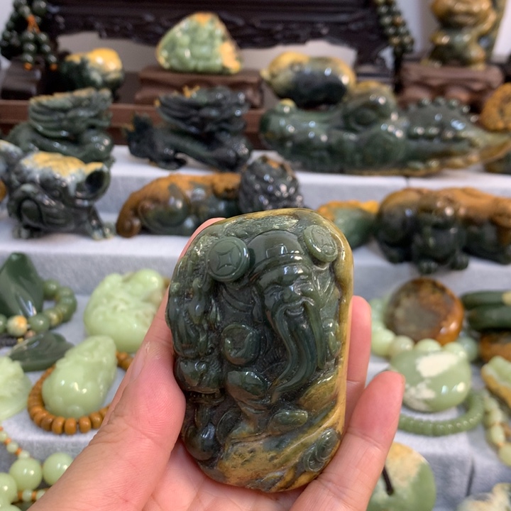 未镶嵌岫岩河磨玉（透闪石质玉）把件