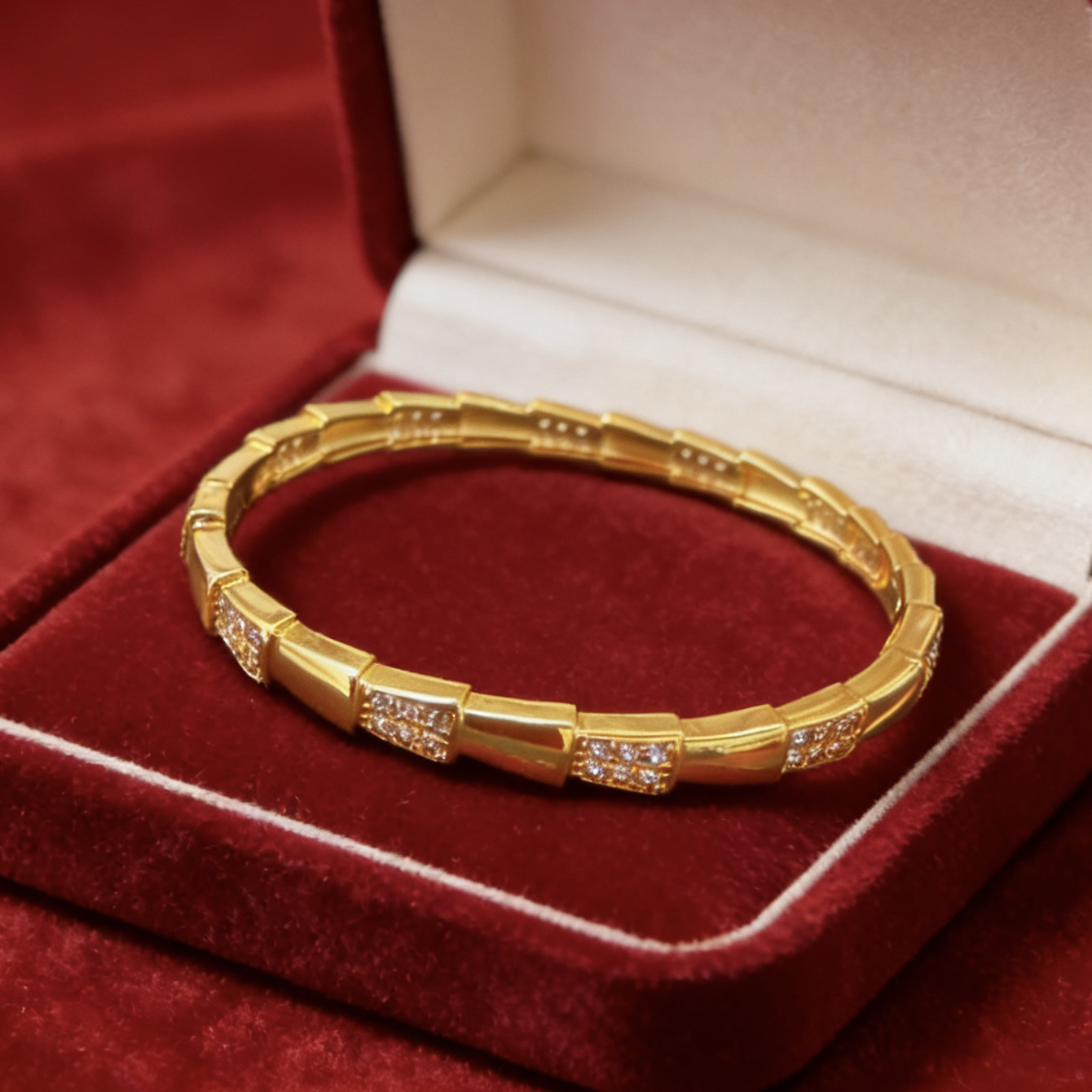 铜合金手镯 新款轻奢时尚鱼鳞造型椭圆形卡扣手镯女款