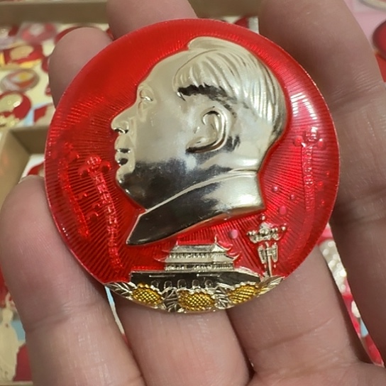 清***间其他普通金属圆形红色人物形象