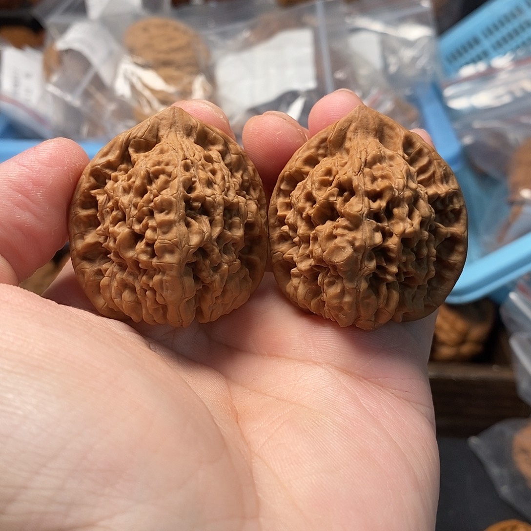 1文玩核桃麒麟纹40-509