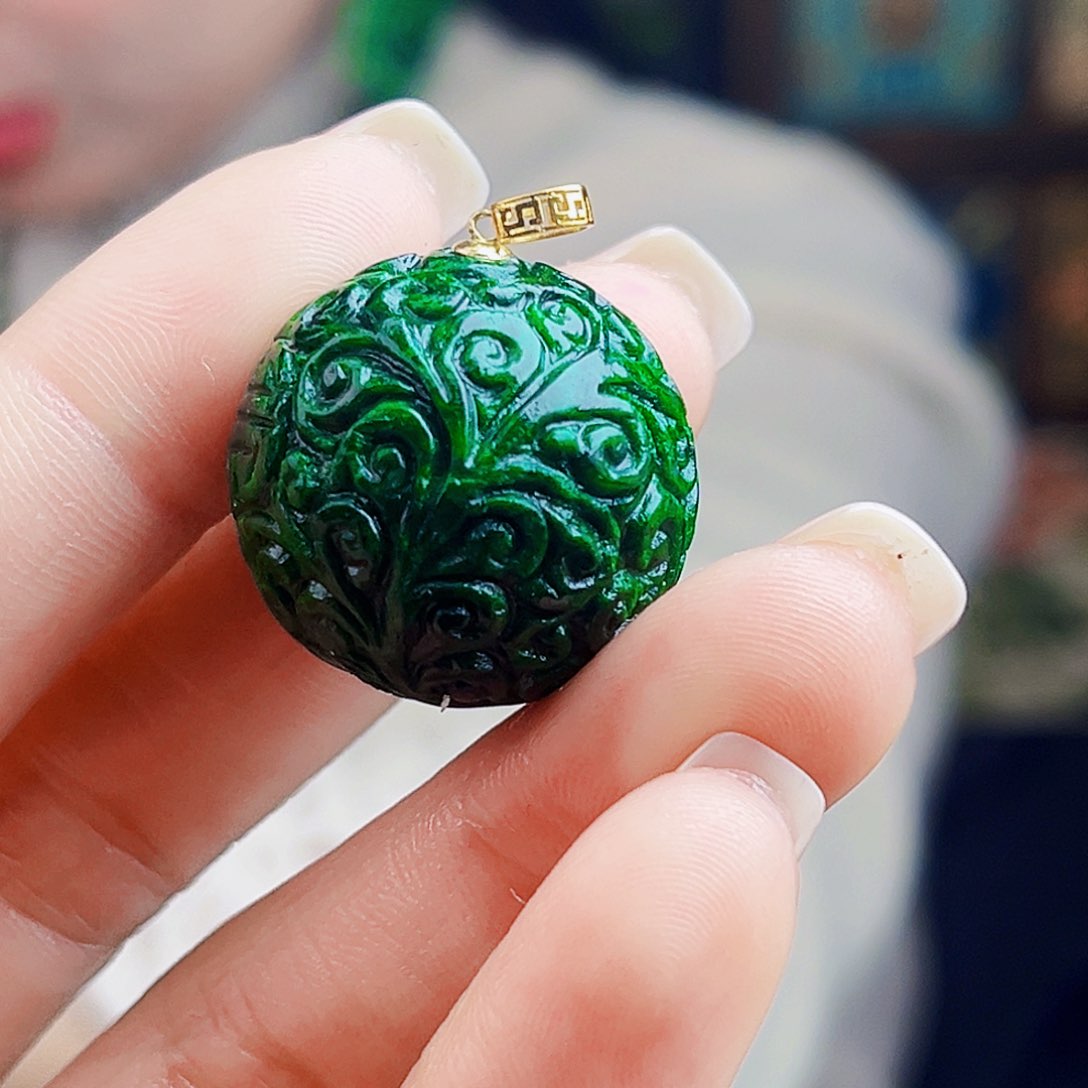 颈饰18K金镶嵌翡翠多样性