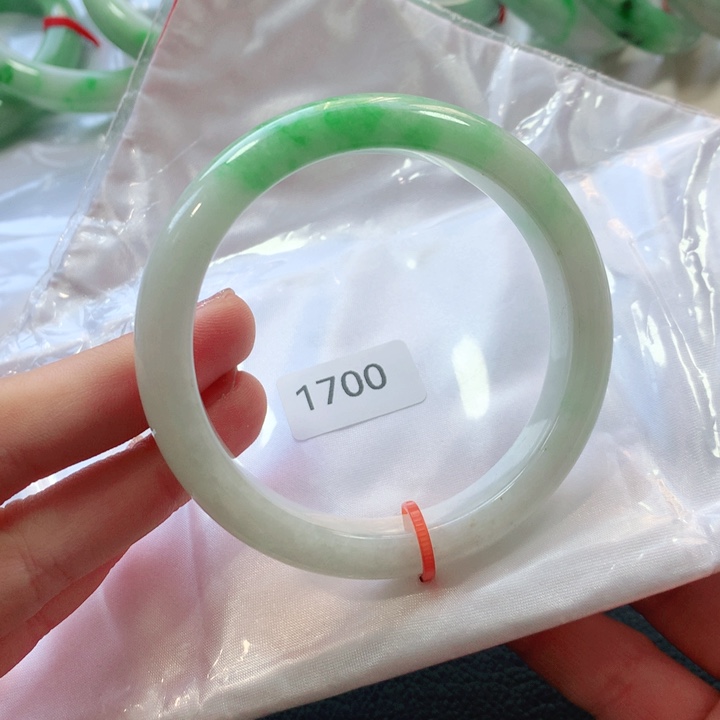 翡翠手镯未镶嵌天然翡翠手镯