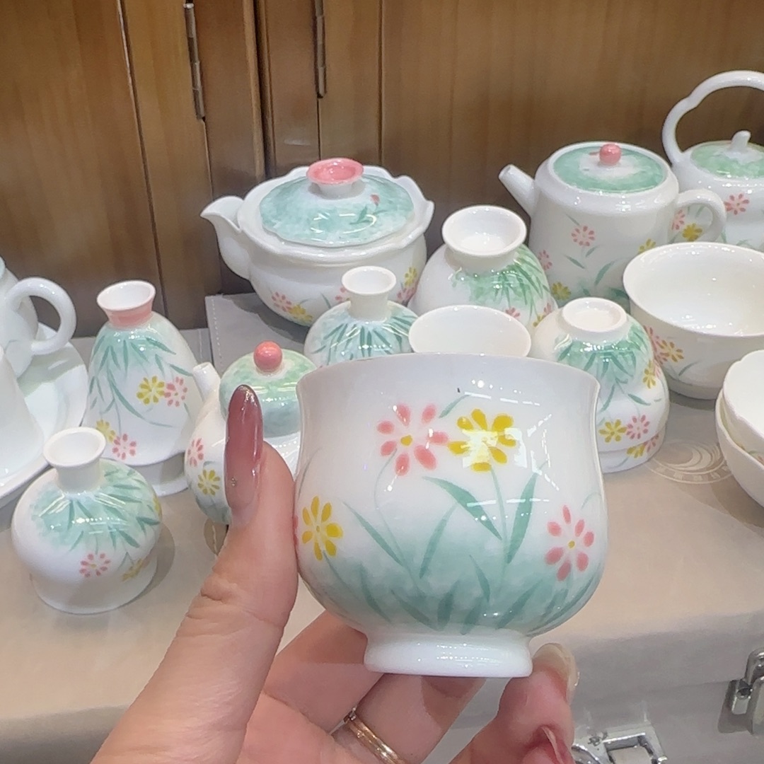 茶杯的设计非常有艺术美感