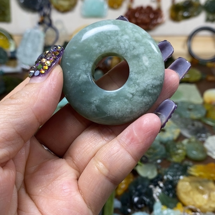 蛇纹石玉吊坠未镶嵌