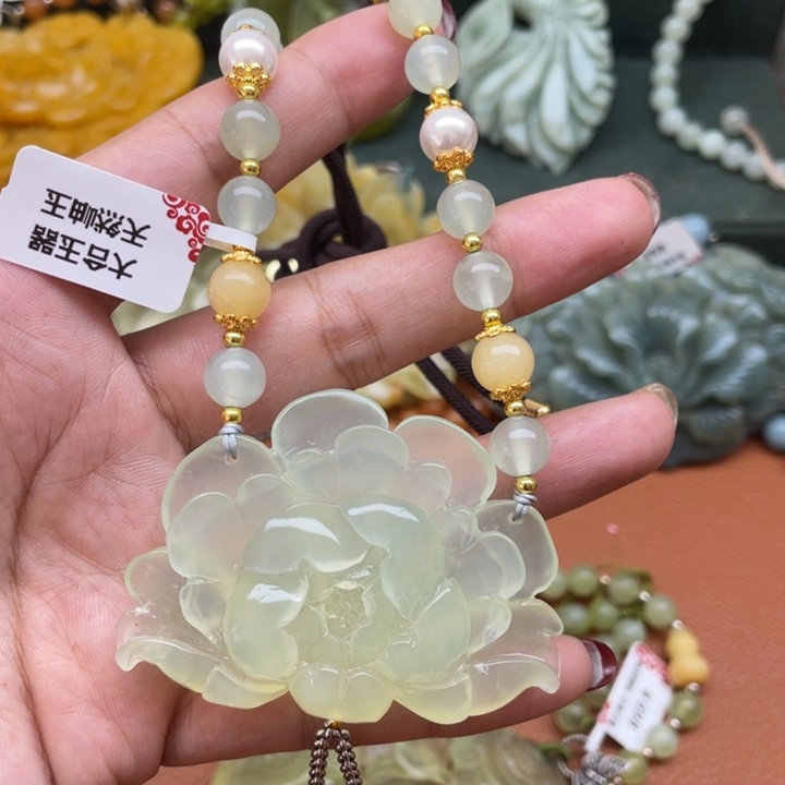 蛇纹石玉吊坠合金