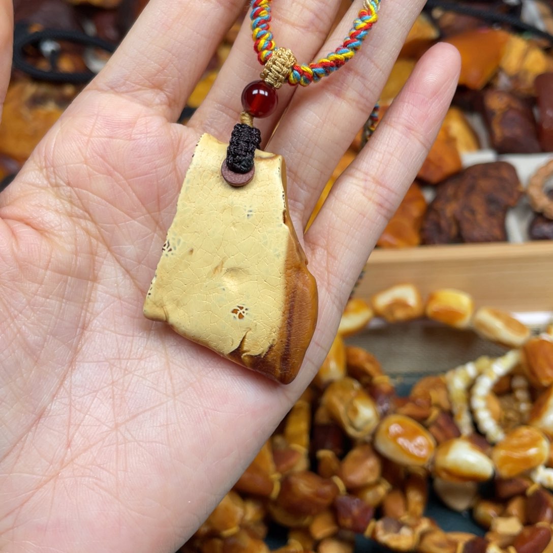 琥珀珠宝奇石未镶嵌