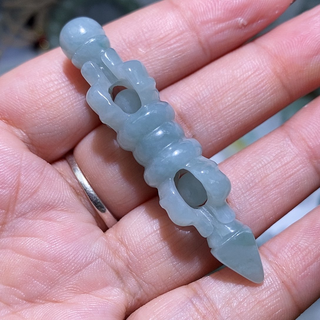 翡翠未镶嵌颈饰艺术品