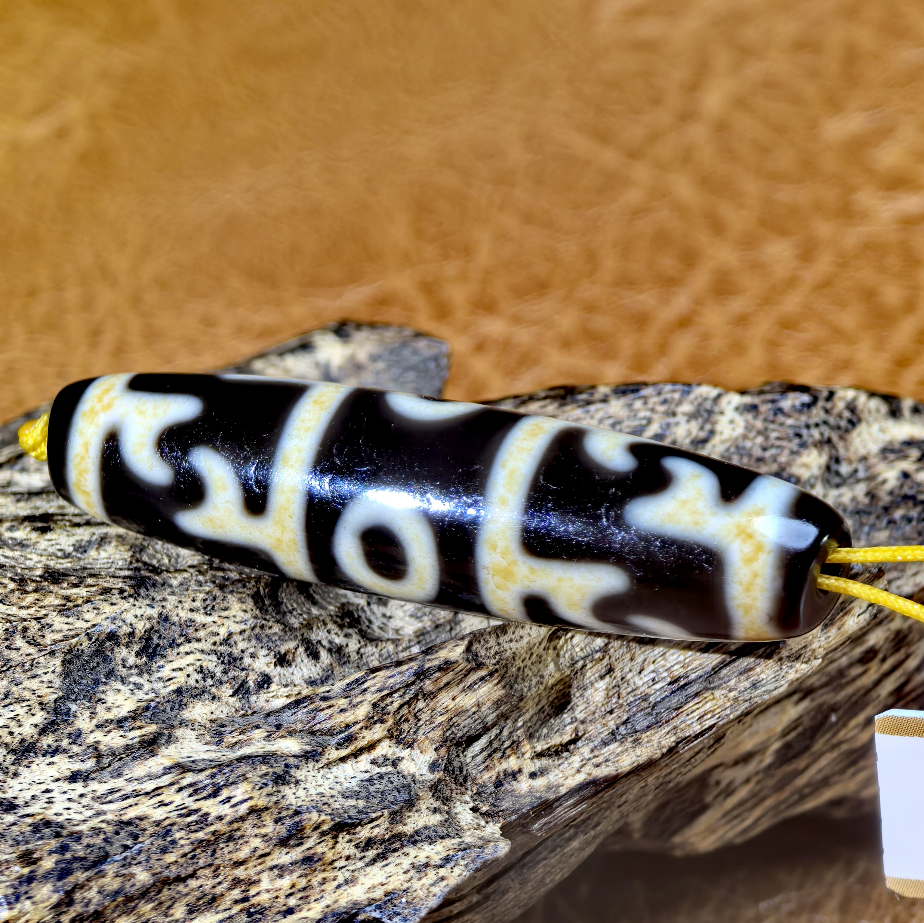 藏传文玩流转至纯黑白牙黄沁色至纯莲师三眼48/11.6玛瑙玉髓锁骨