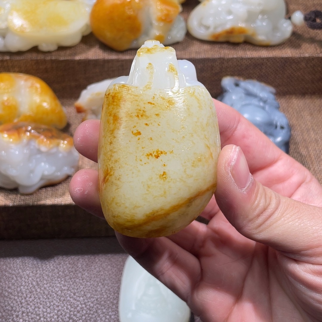 和田玉未镶嵌把件