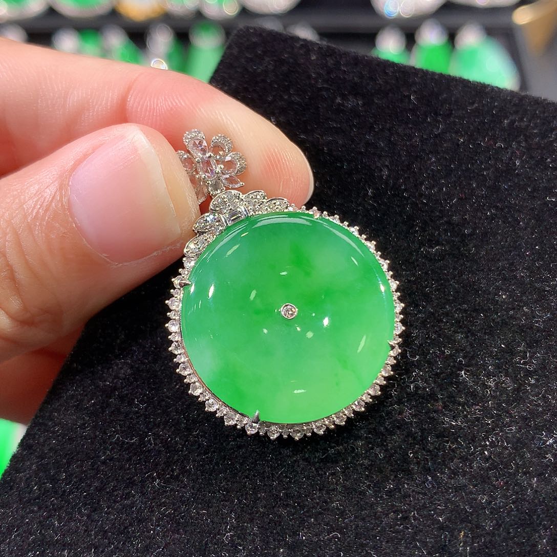 翡翠18K金镶嵌颈饰