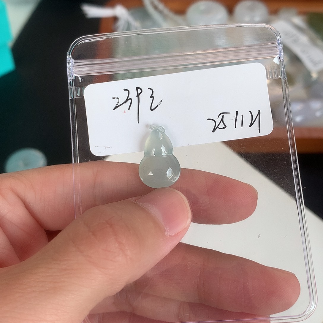 翡翠未镶嵌颈饰葫芦