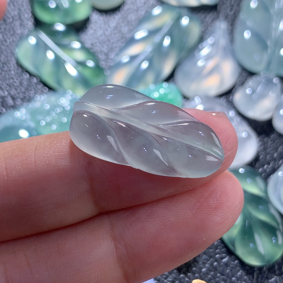 翡翠未镶嵌颈饰缅甸