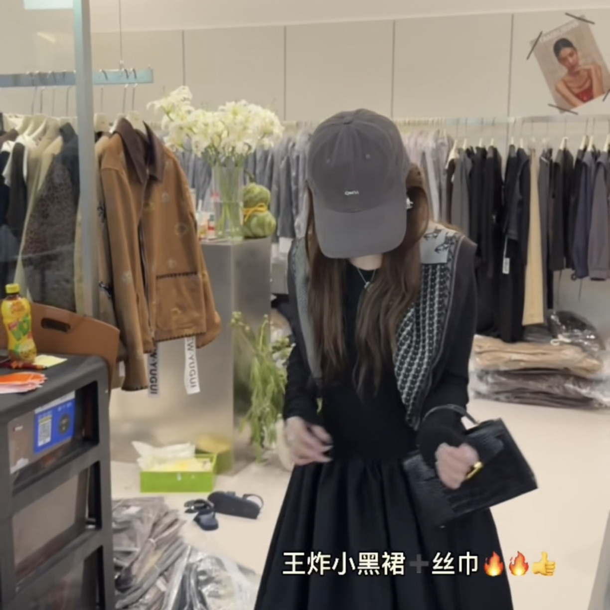 赫本风镂空针织长袖连衣裙春秋新款修身显瘦气质长裙