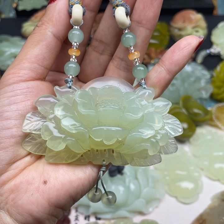 蛇纹石玉未镶嵌颈饰