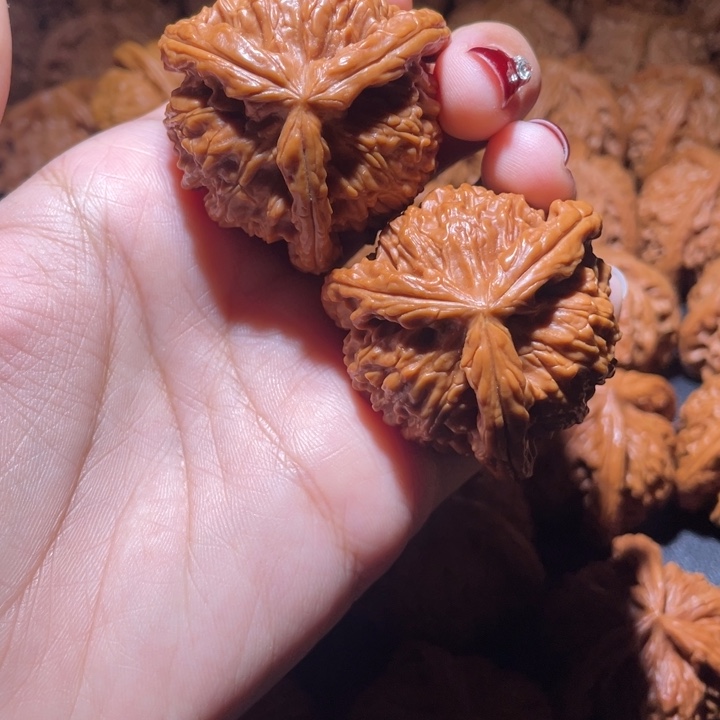 三***立文玩核桃吊坠白狮子