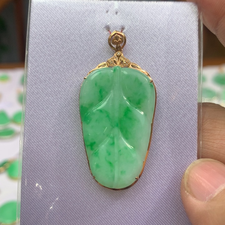 翡翠颈饰18K金镶嵌翡翠