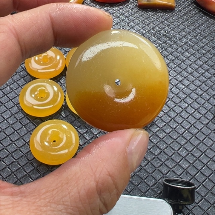 石英质玉（黄龙玉）颈饰未镶嵌海*