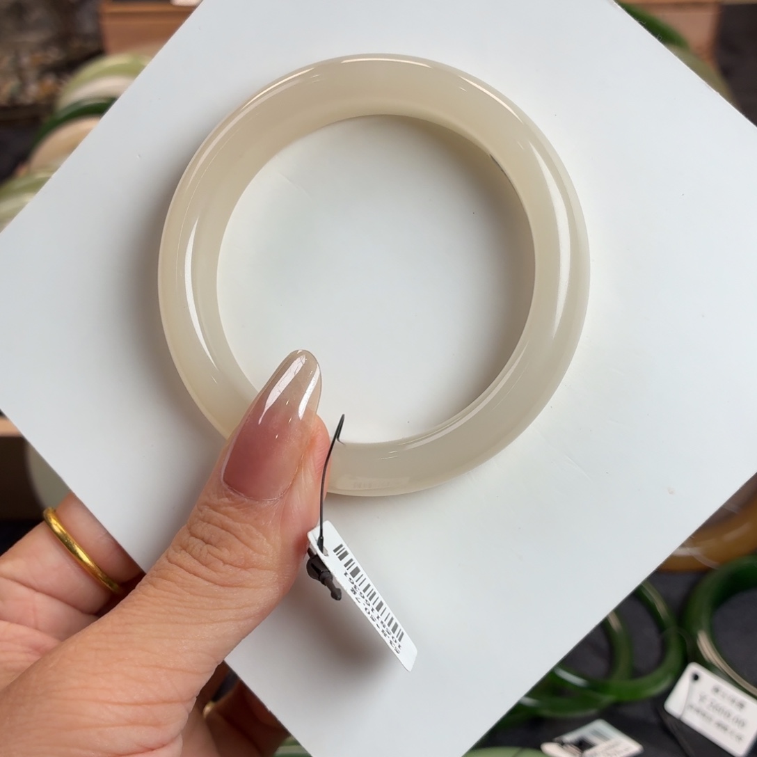 和田玉未镶嵌手镯藕粉