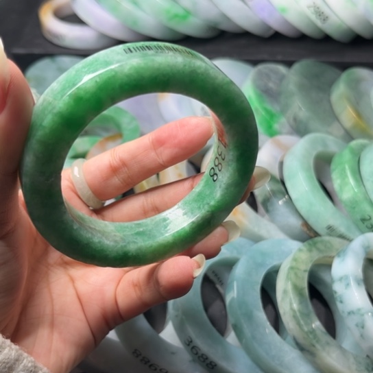 定制翡翠未镶嵌手镯