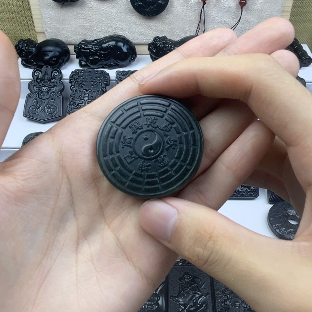 颈饰未镶嵌和田玉（青玉）
