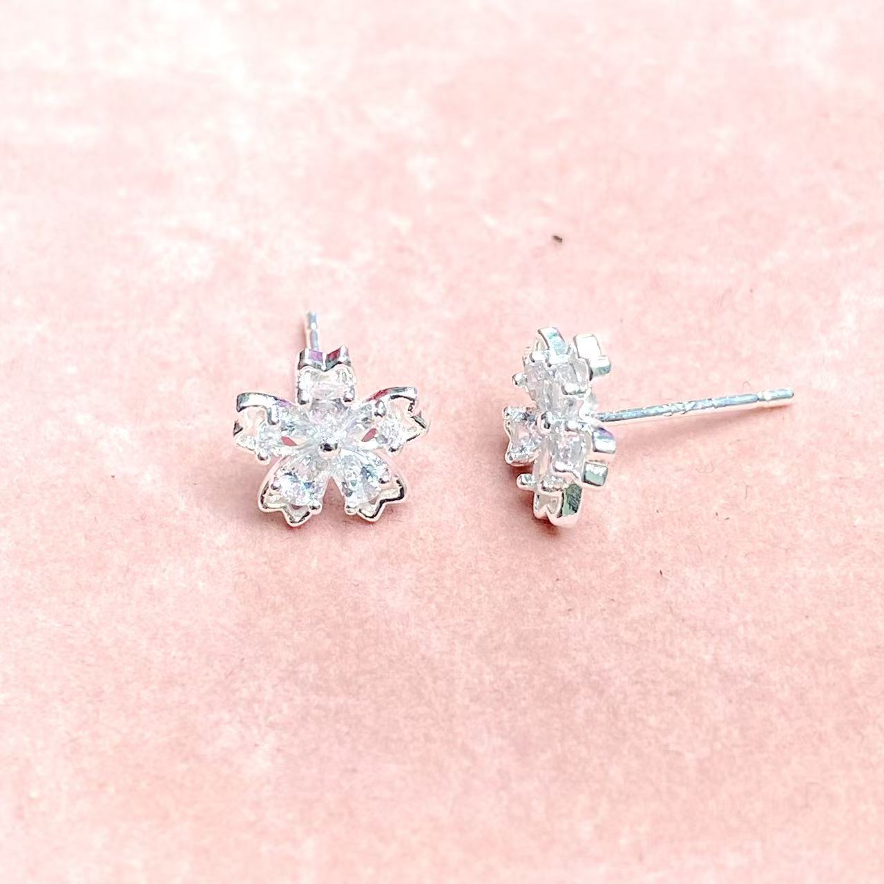 8013 满钻雪花银耳钉
