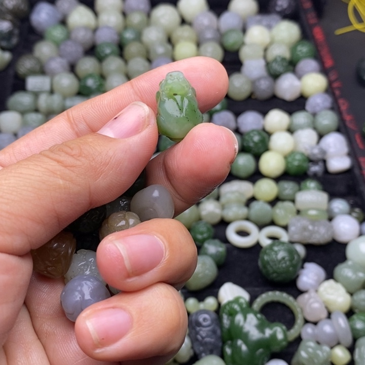 皮***鲁和田玉未镶嵌颈饰