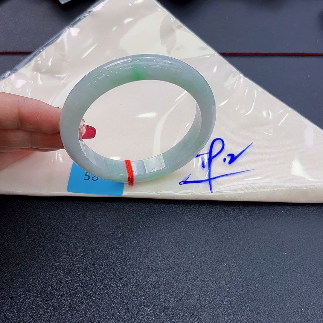 翡翠手镯未镶嵌手镯