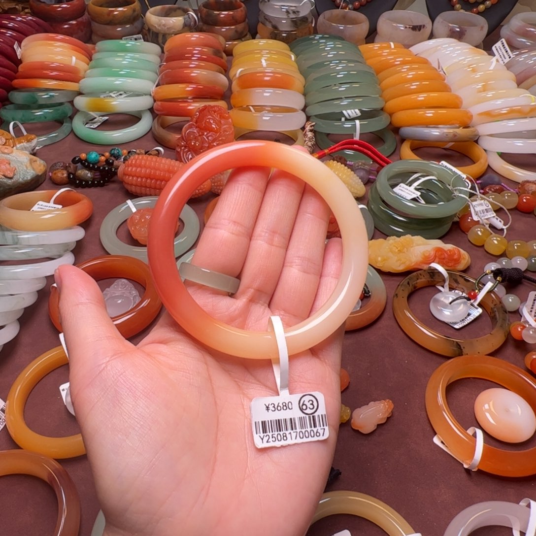 宝***女石英岩玉未镶嵌手镯