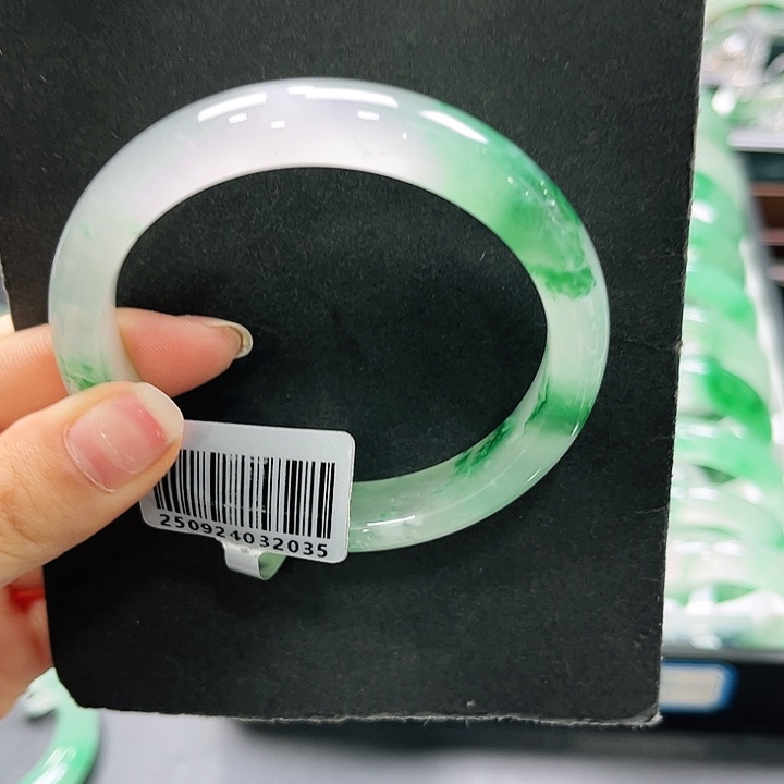 阿***莲石英质玉（非洲翠）未镶嵌手镯