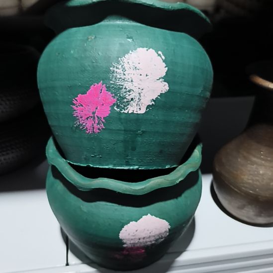 绿色花边粉白色口径15高度13到手两个底部有孔