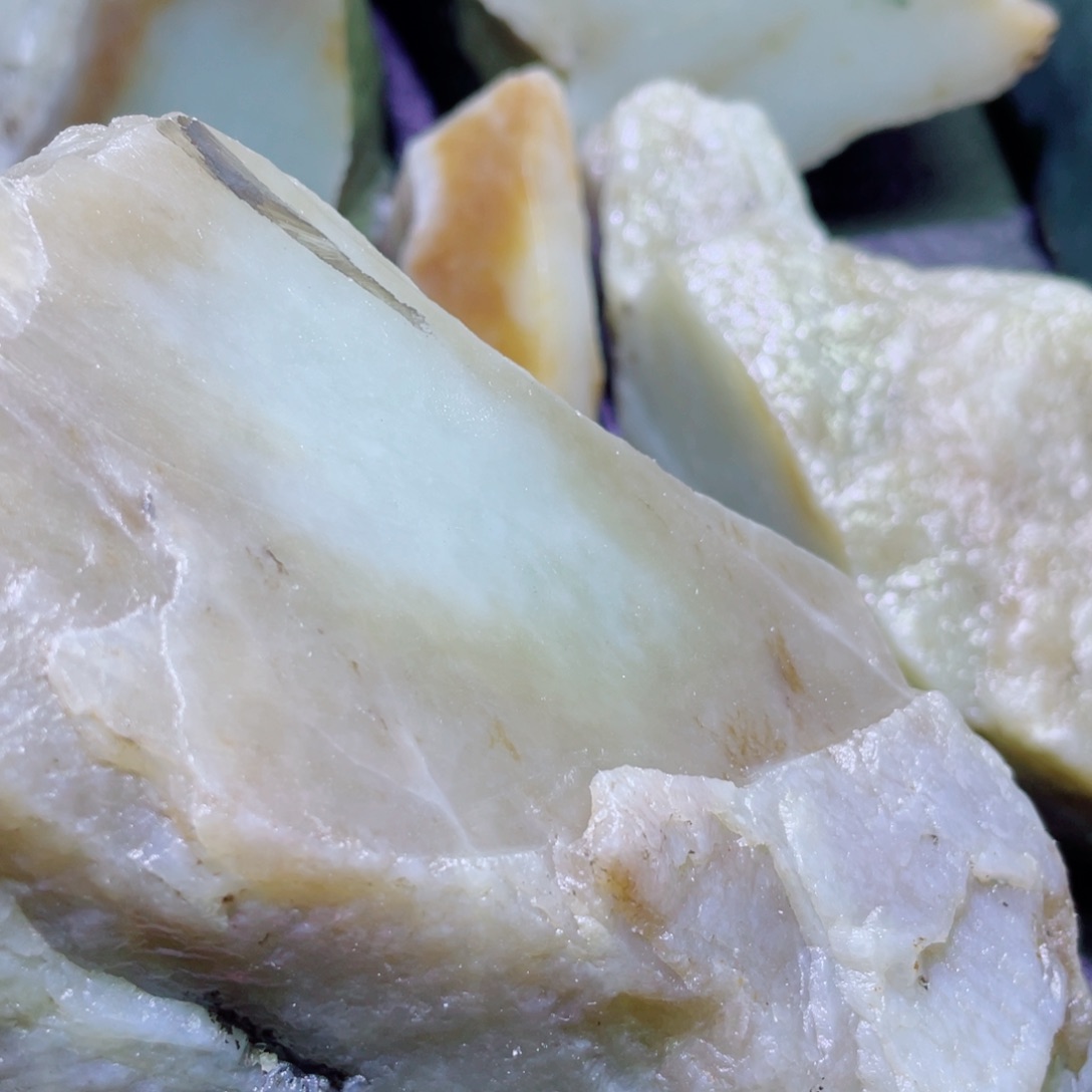 格***伦和田玉未镶嵌珠宝半成品