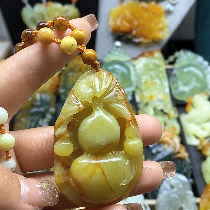 蛇纹石玉挂件未镶嵌