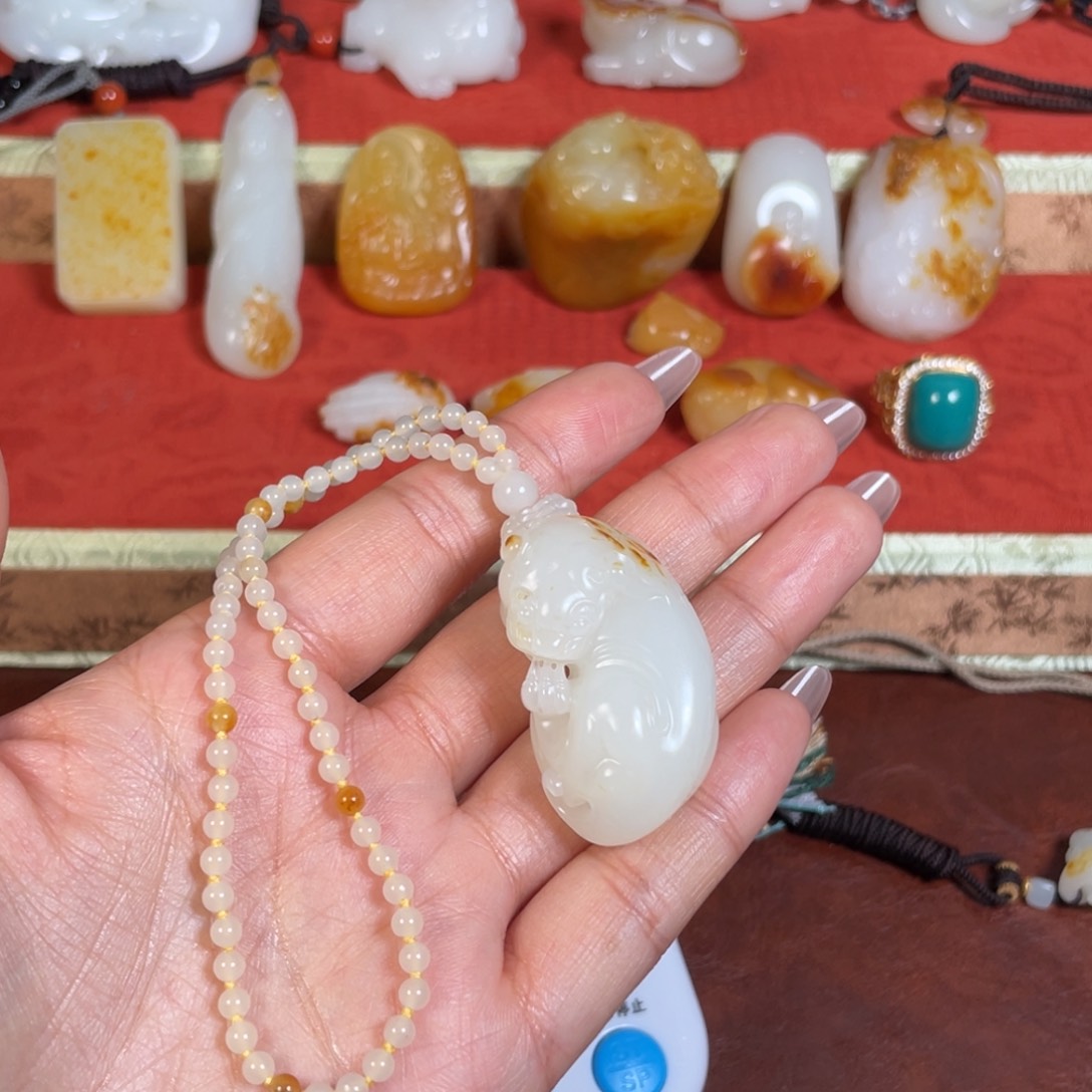 和田玉颈饰未镶嵌心****藏