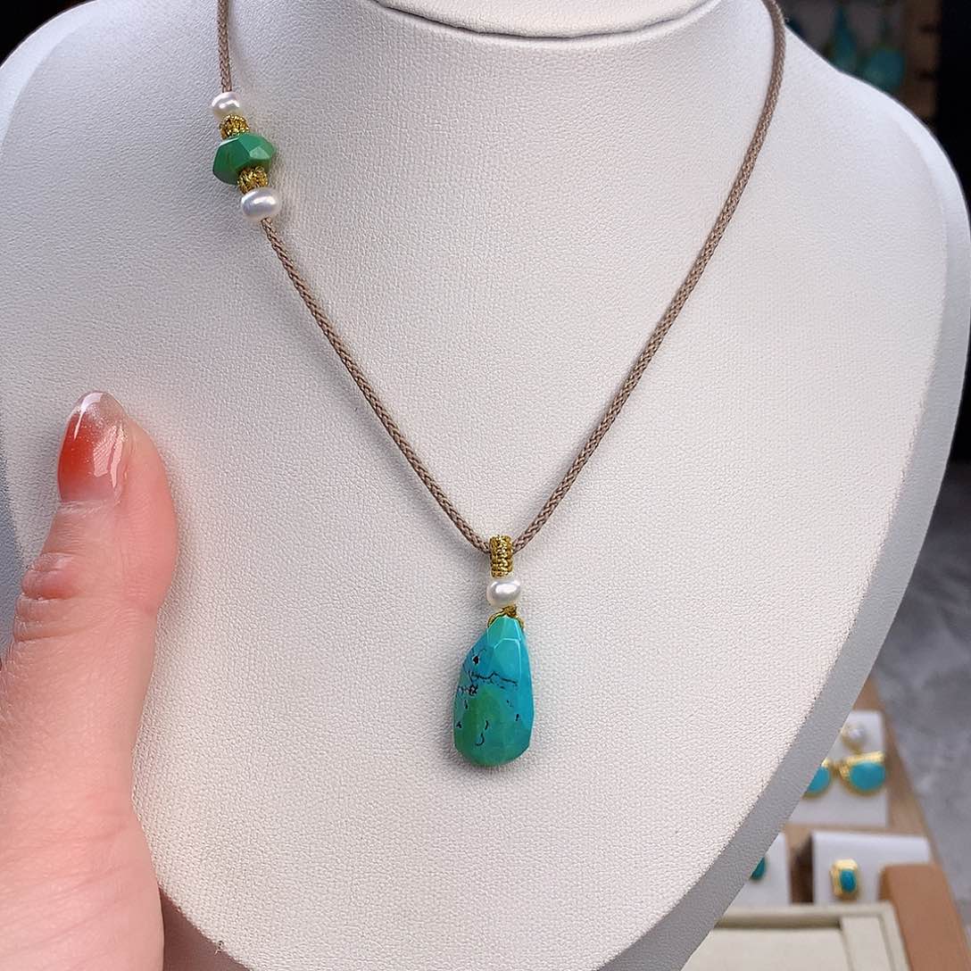 绿松石颈饰未镶嵌