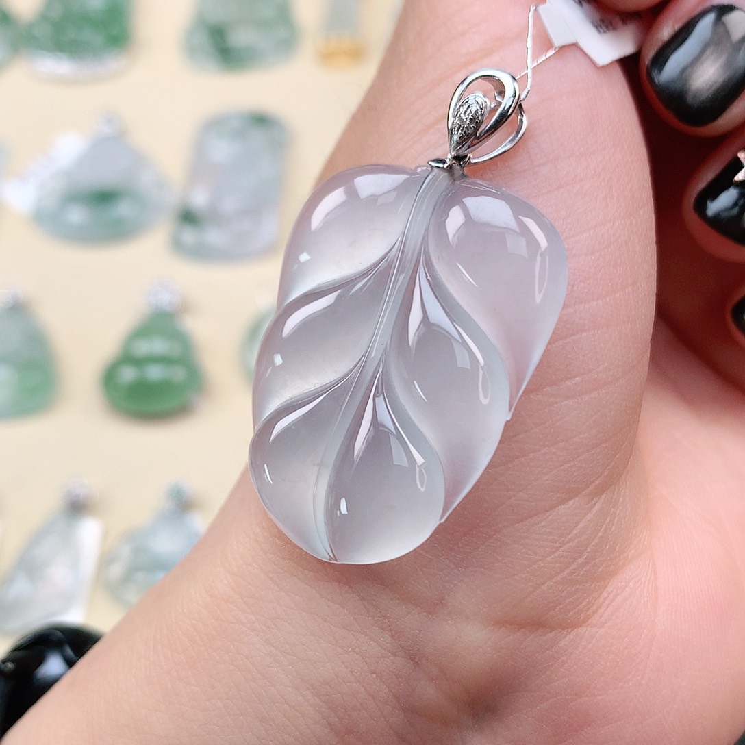 翡翠18K金镶嵌颈饰叶子