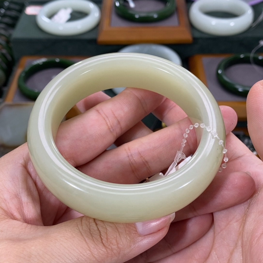 和田玉手镯未镶嵌洛**?