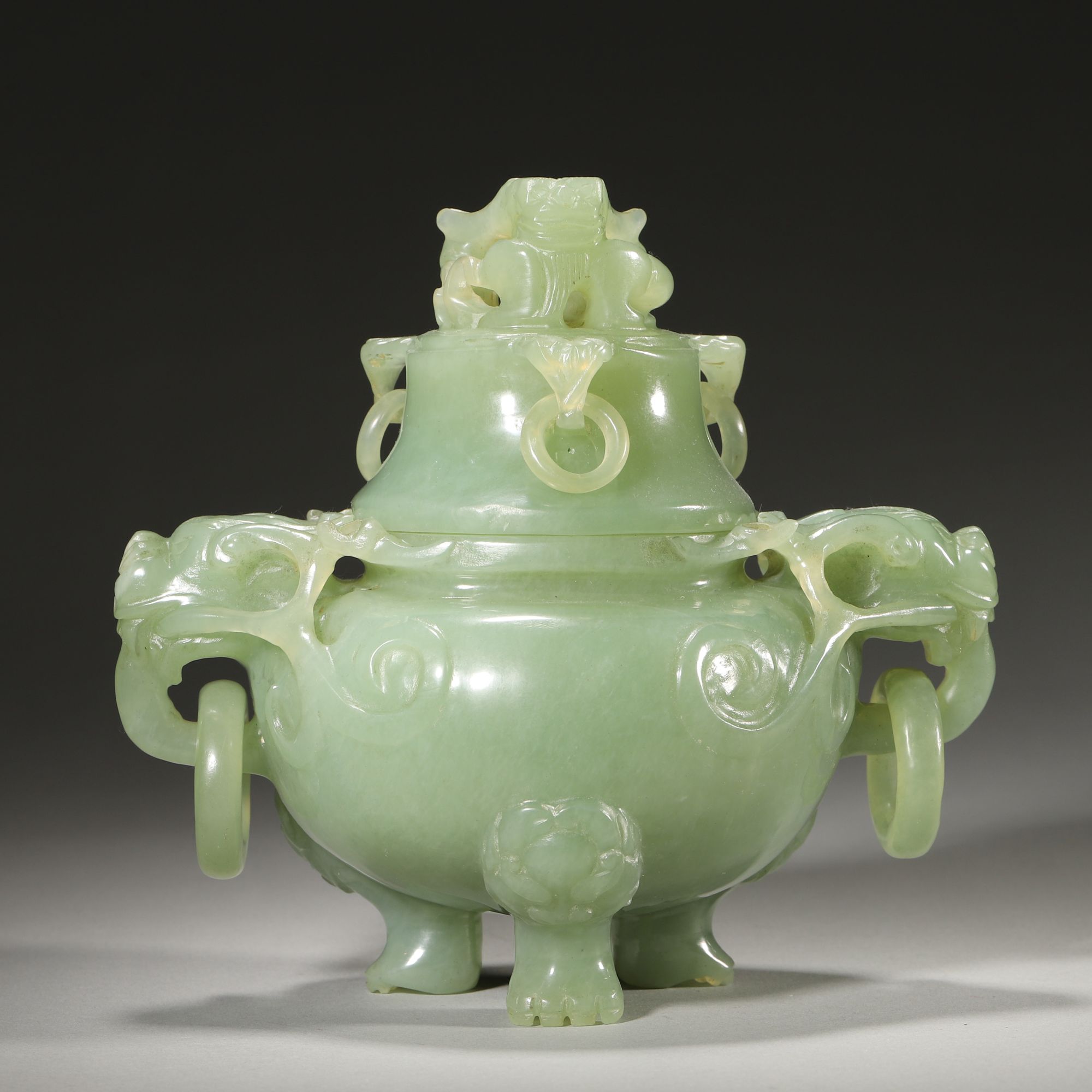 Lot38清代 岫玉龙纹活环耳香炉