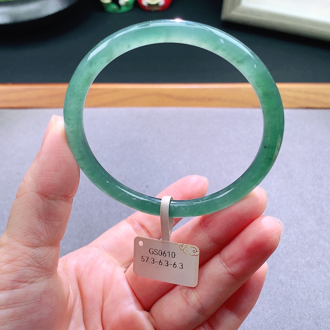 翡翠手镯未镶嵌天然翡翠手镯