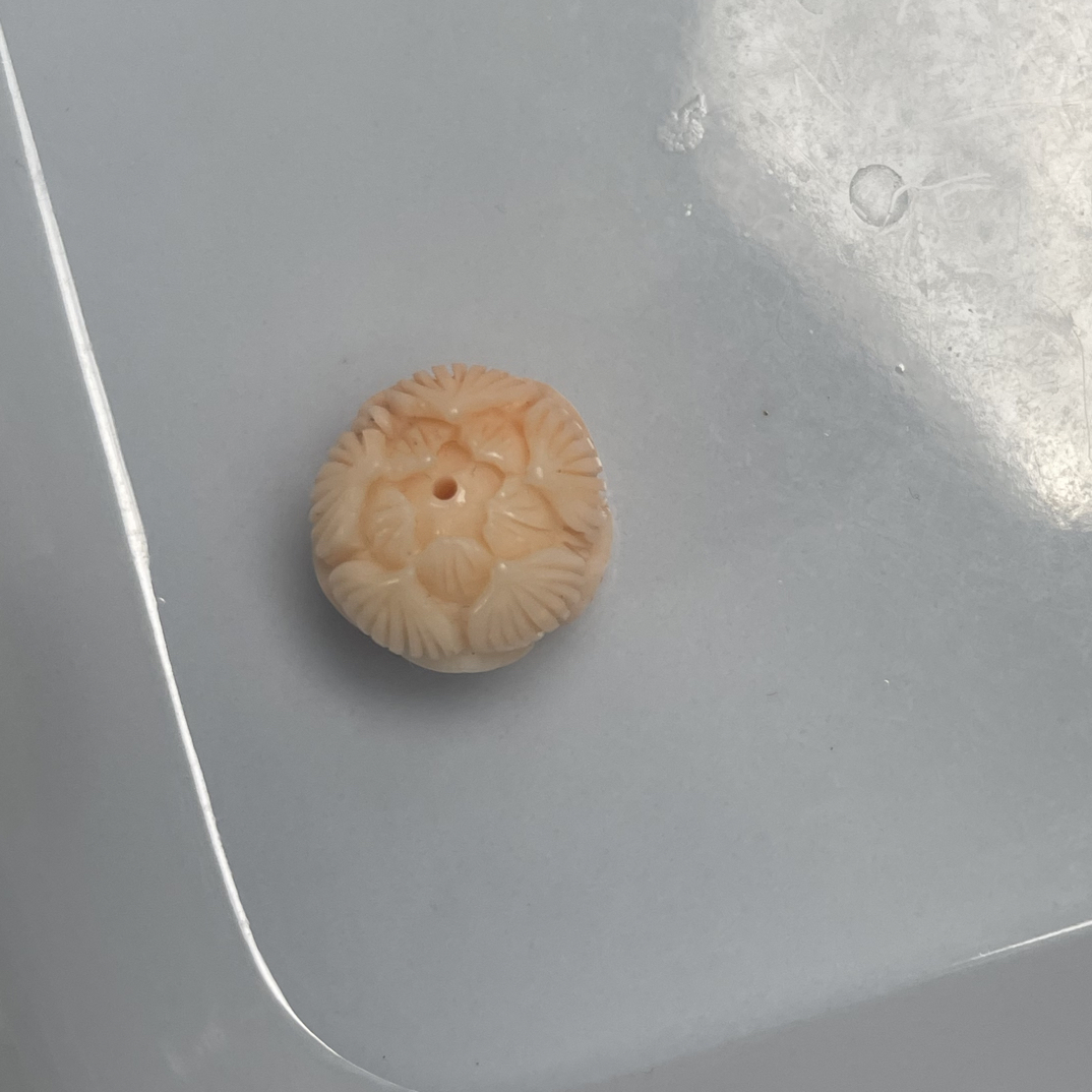 天然红珊瑚雕刻莲花配珠（130