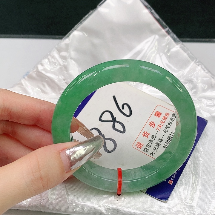 翡翠手镯未镶嵌翡翠手镯