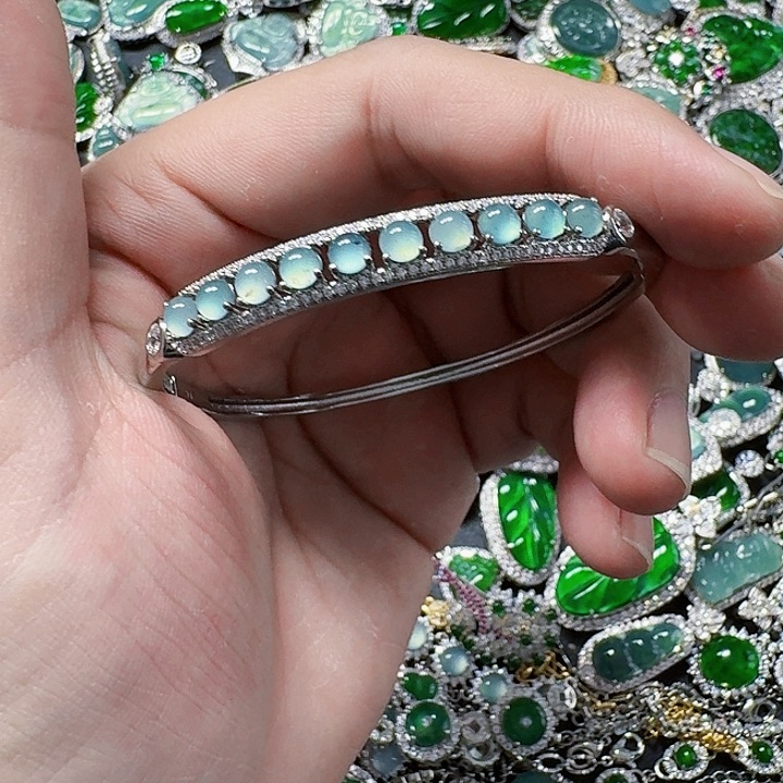 翡翠颈饰未镶嵌天然A货翡翠放漏