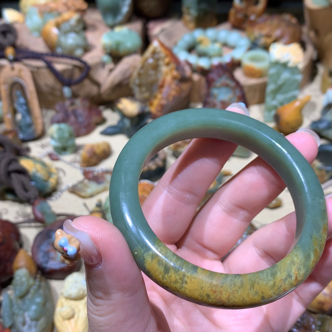 岫岩河磨玉（透闪石质玉）手镯未镶嵌