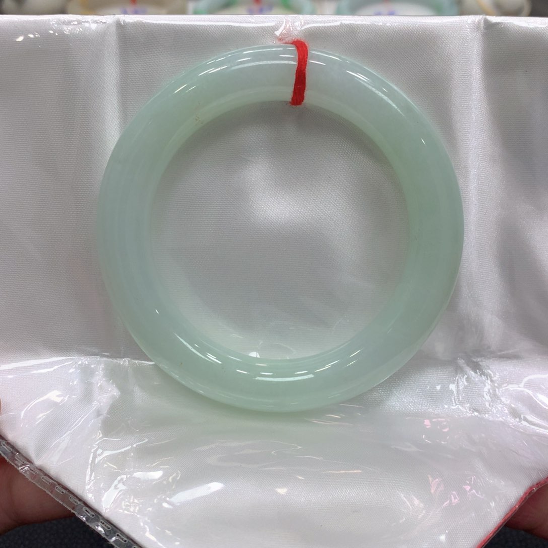 翡翠手镯未镶嵌翡翠